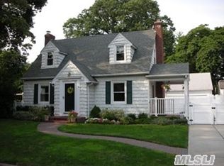 61 Hollywood Ct, Rockville Centre, NY 11570