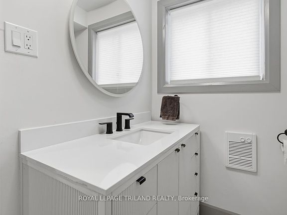 4th image of 27 Aldborough Ave