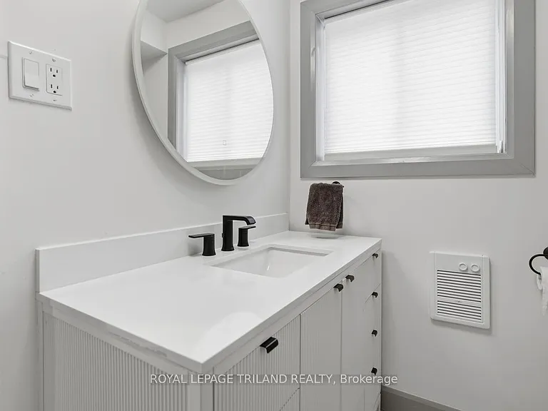 27 Aldborough Ave — Photo 4