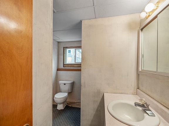2nd image of 607 Oak St