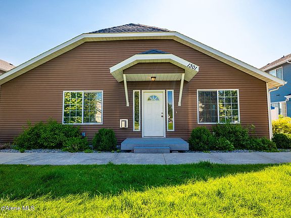2nd image of 1301 N Forsythia Cir