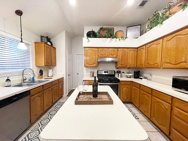 8306 Trail Lake Dr — Photo 34