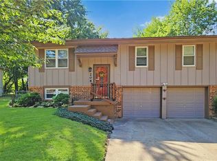 206 Valley Dr, Grain Valley, MO 64029