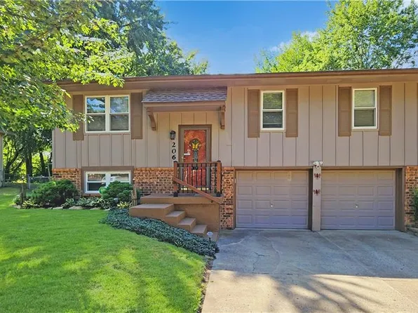 206 Valley Dr, Grain Valley, MO 64029