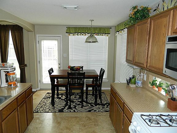 5th image of 4814 Park Square Ln