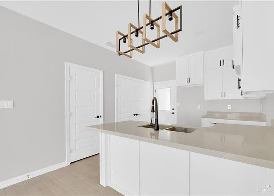 2nd image of 909 W 13th St #2