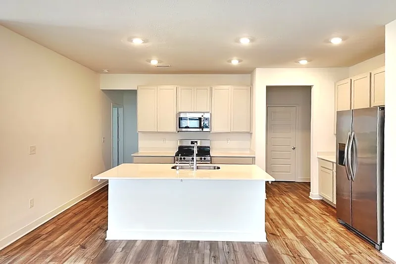 4 bed, 3.0 bath, 2783 sqft, $2,050 — Photo 2