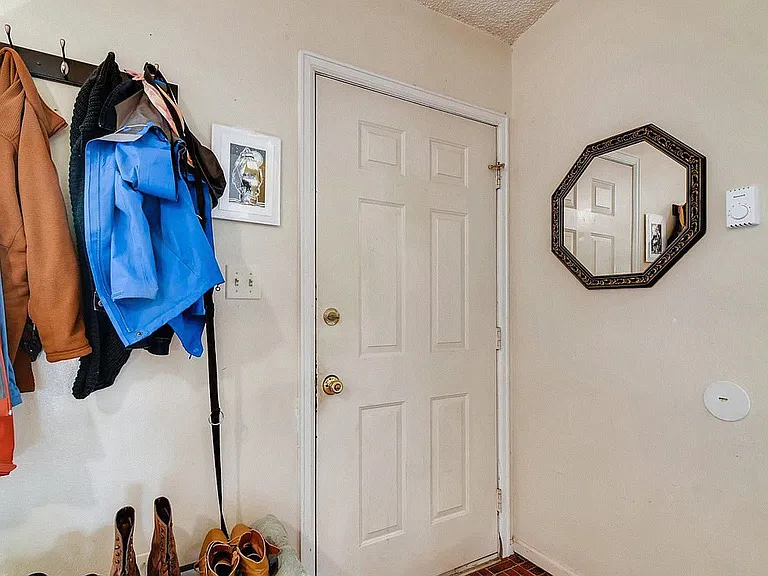 1432 Edgewood Ct — Photo 2