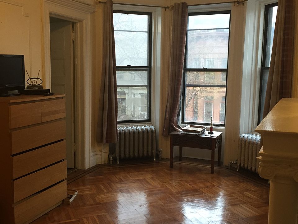 1st image of 901 Lincoln Pl