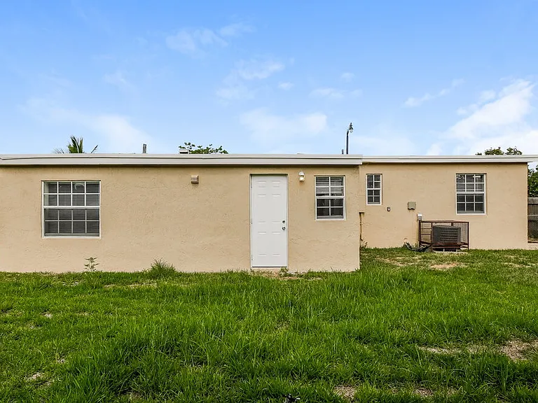 5319 NE 17th Ave — Photo 16
