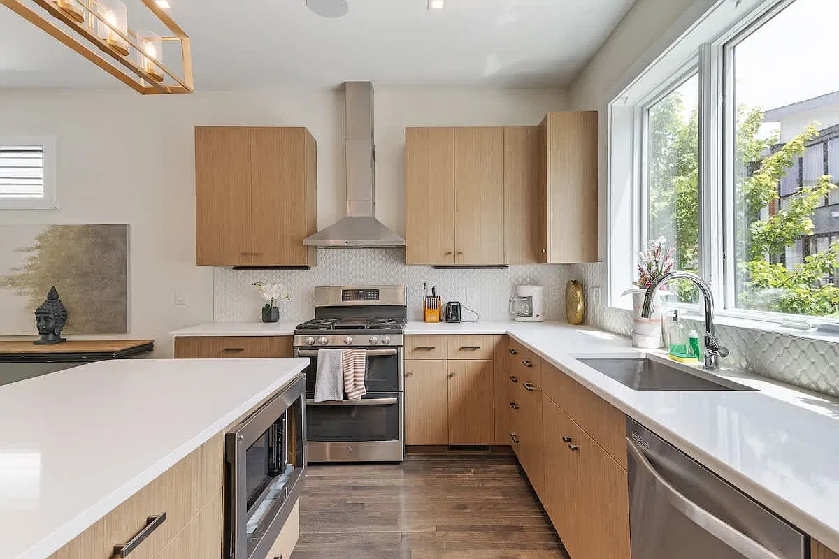 4 bed, 2017 sqft, $3,889 — Photo 2