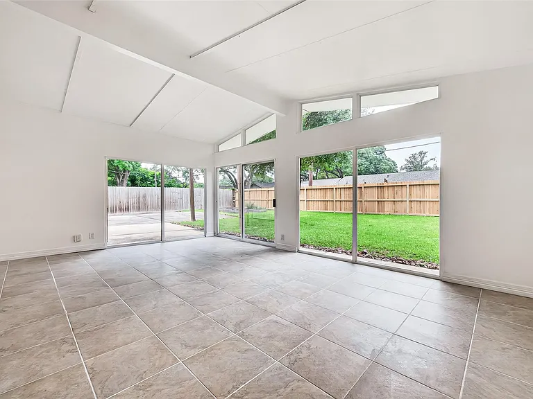 5422 Hummingbird St — Photo 36