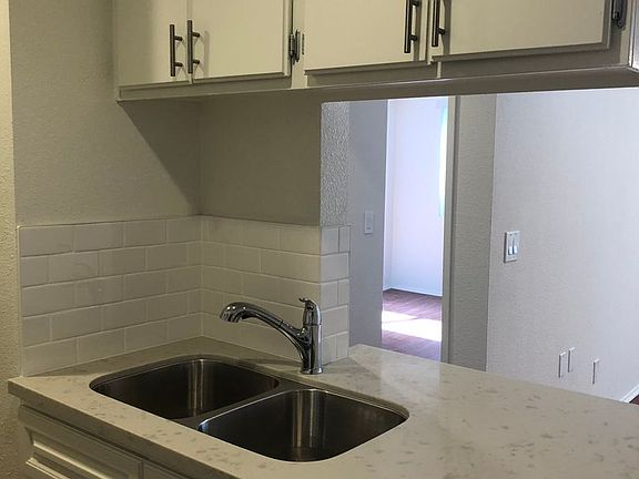 3rd image of 538 S Manhattan Pl APT 215