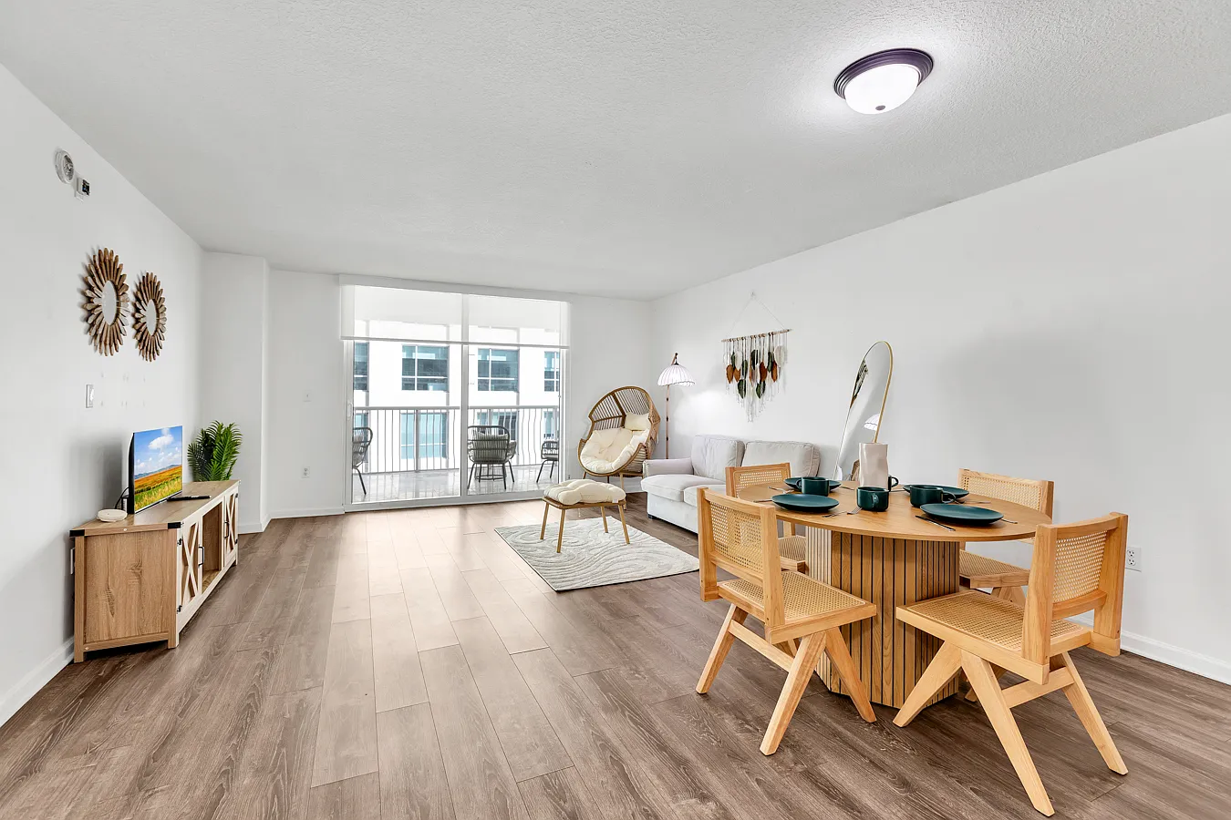 1 bed, 1140 sqft, $2,999 — Photo 2