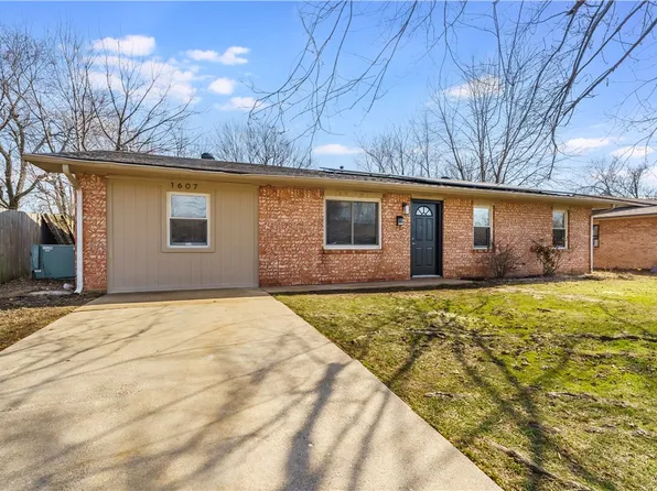 1607 Stone St, Springdale, AR 72762