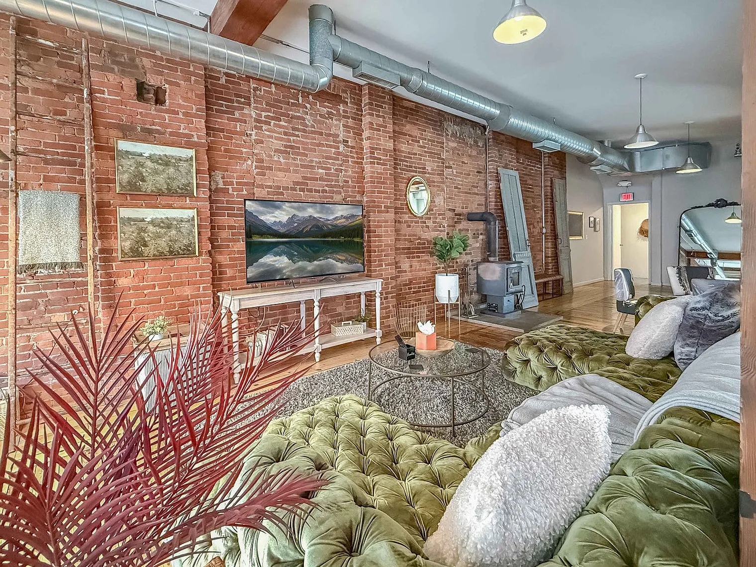 5 bed, 2.0 bath, 5995 sqft, $7,492 — Photo 3