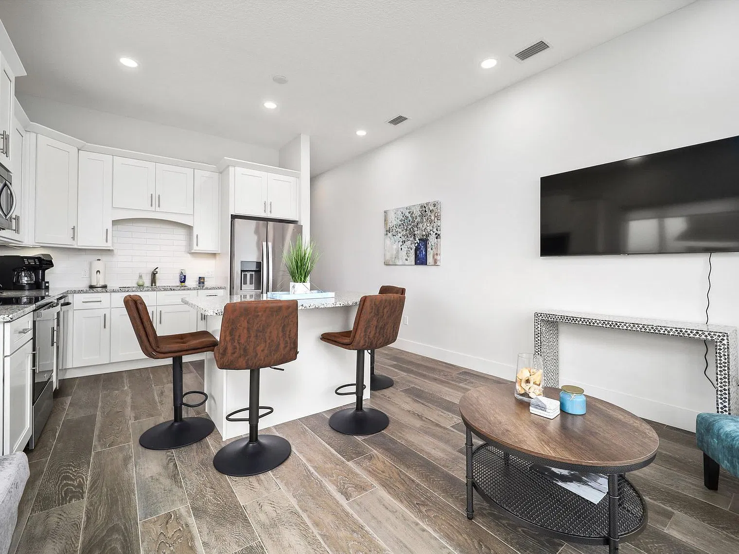 2 bed, 2.0 bath, 1345 sqft, $5,877 — Photo 2