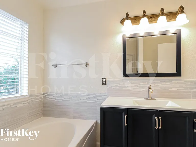 1055 Waterview Dr — Photo 10