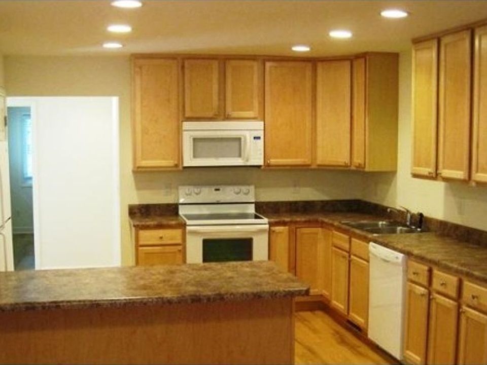 2nd image of 120 Stinson St