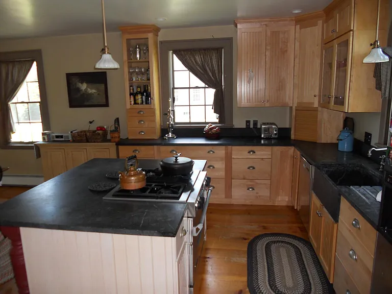239 Foundry St — Photo 3