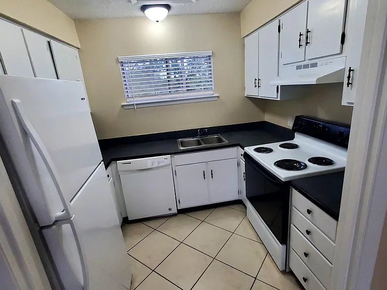 6527 Old Shell Rd #28 — Photo 4