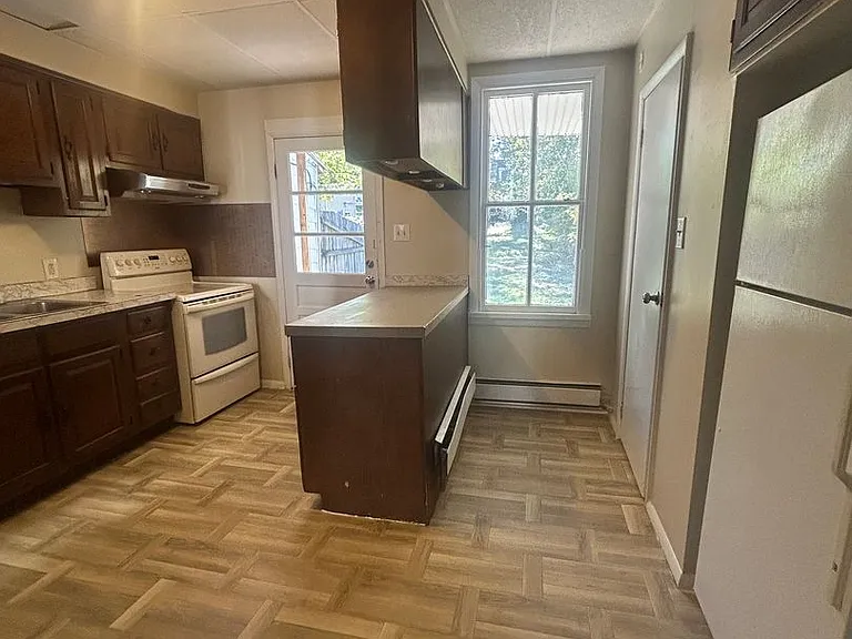 2371 Canby St — Photo 5