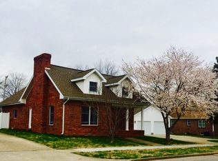 115 5th St, Carmi, IL 62821