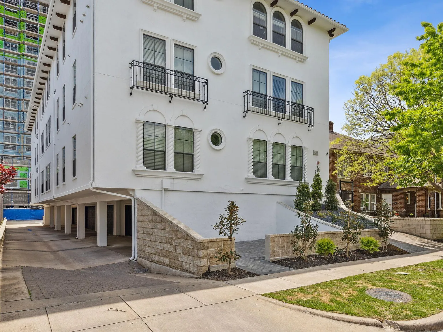3 bed, 2000 sqft, $5,000 — Photo 3