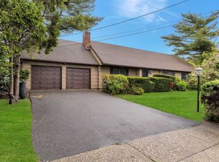 3 Roxbury Ct, Oakdale, NY 11769