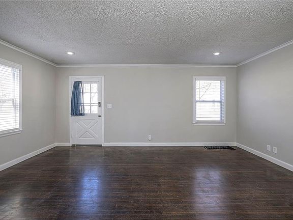 3rd image of 507 W 86th Ter