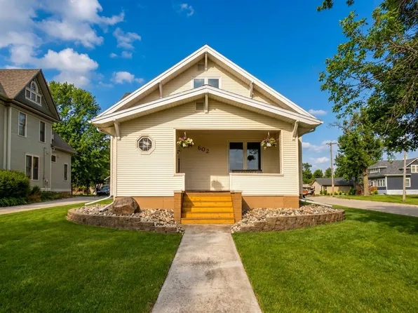 602 1st St, Hull, IA 51239