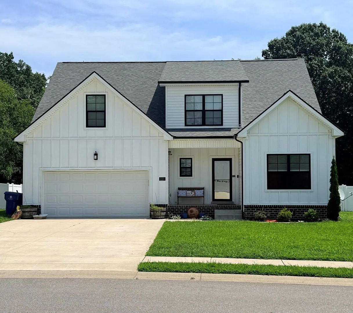 Beautiful 5-Bedroom Home with Spacious Layout & Sunroom — Photo 1
