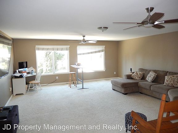 2nd image of 5676 Chateau Dr Unit A