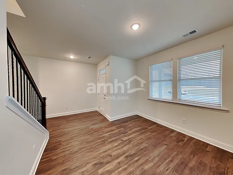 290 Willow Ln — Photo 4