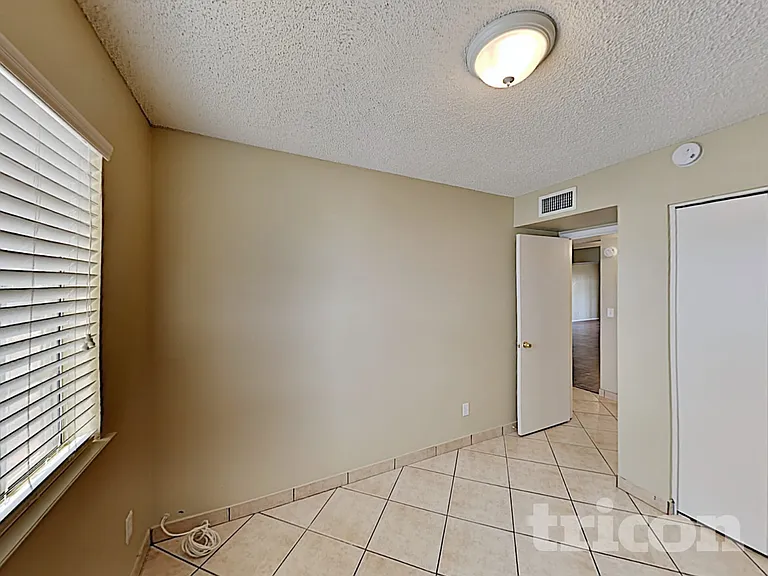 102 W Ivyglen St — Photo 27