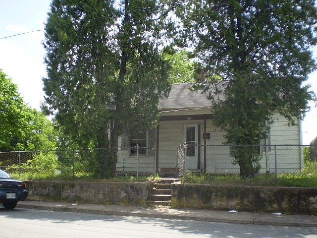 1st image of 328 Summit Dr