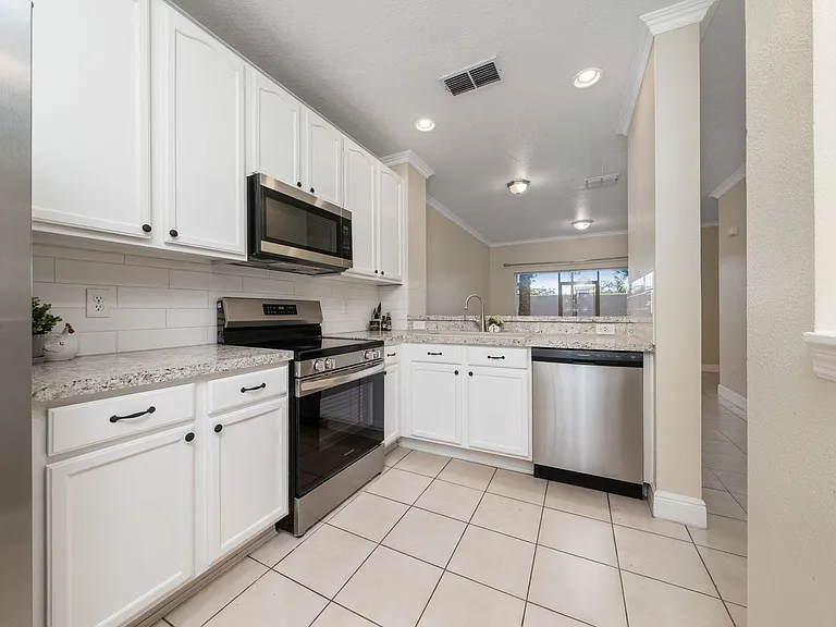 10612 Savannah Wood Dr — Photo 7