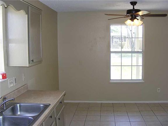5th image of 2505 SE 3rd St