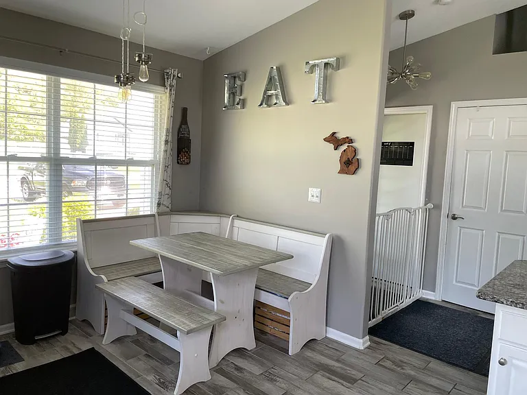4389 Summerlane Ave NE — Photo 11