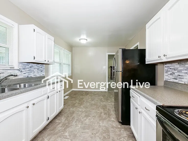 548 Utah St — Photo 6