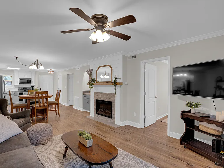 323 Edgewater Ln — Photo 1