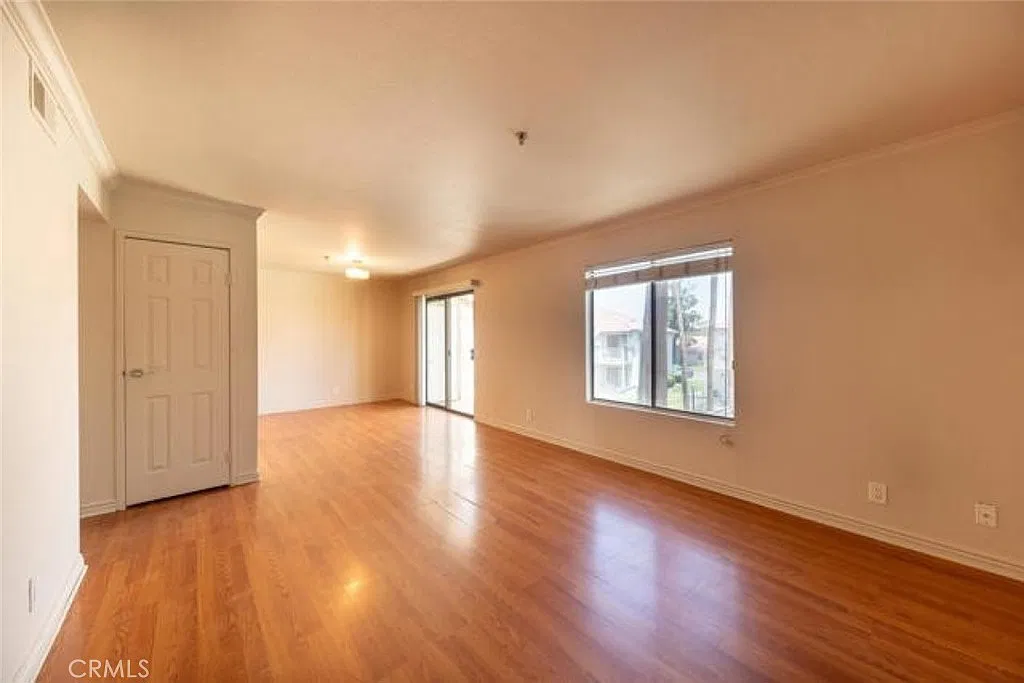 2 bed, 888 sqft, $2,100 — Photo 2