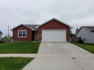 9426 Grand Oaks Dr NE, Cedar Rapids, IA 52402