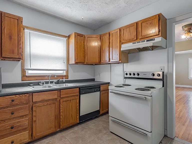 220 W Madison St — Photo 6