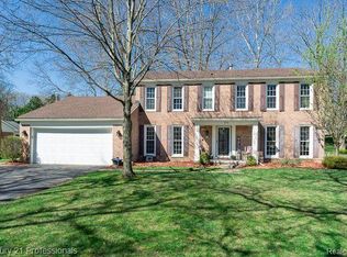 905 Aspen Dr, Rochester, MI 48307