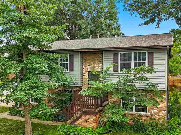 2847 Sterling Dr, Iowa City, IA 52240