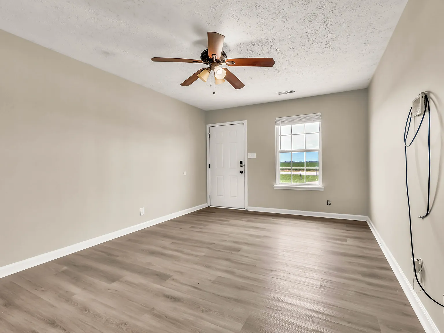 3 bed, 1.5 bath, 980 sqft, $1,350 — Photo 3