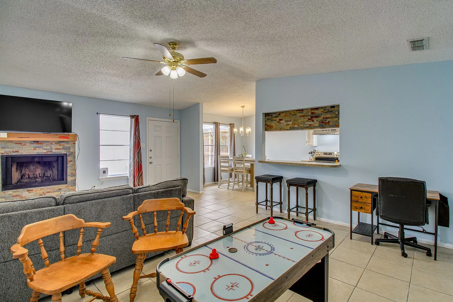 2 bed, 2.0 bath, 1097 sqft, $3,258 — Photo 4