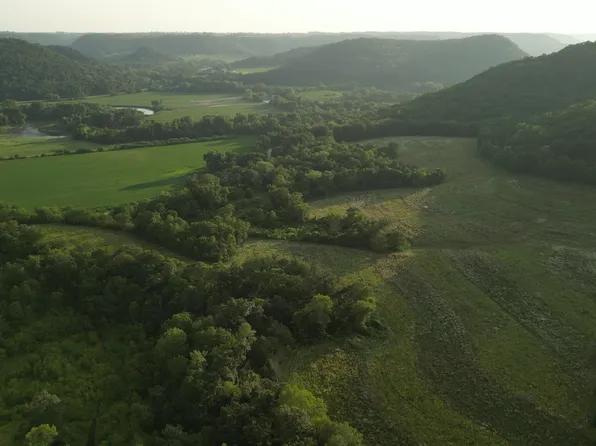 River Dr, Houston, MN 55943