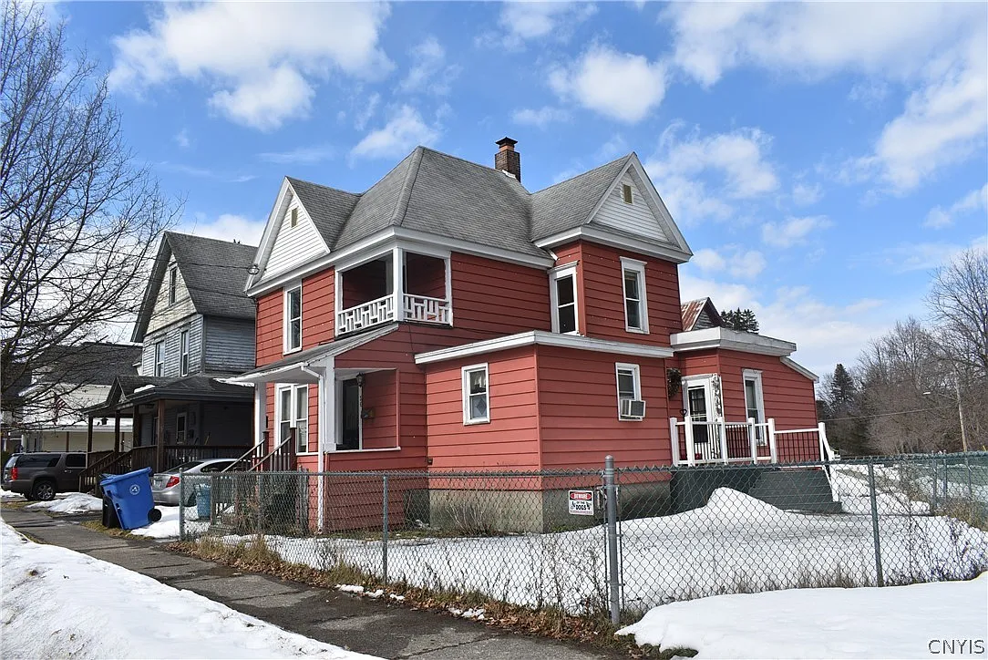 20 E Main St photo 1
